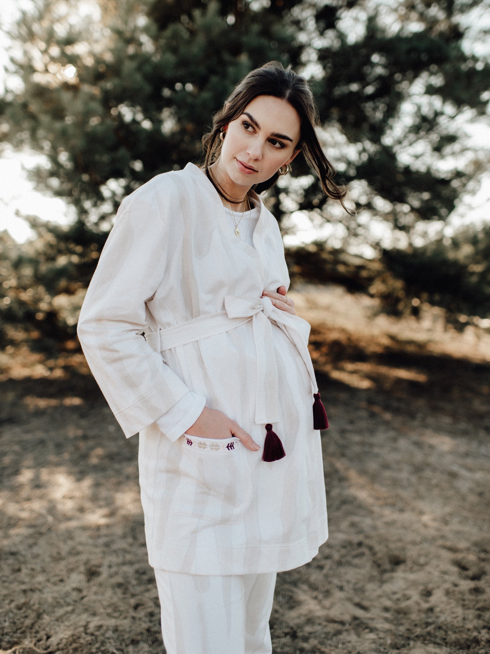 Der mara mea Kimono peaceful sea im beigefarbenen Batik-Look ist ein Winter Must-Have für modebewusste Mamas.