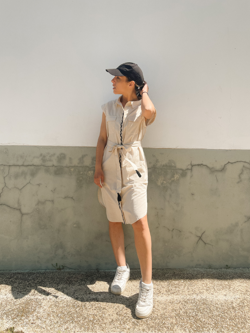 Das Blusenkleid white sand in beige mit schwarzer Stickerei ist ein optimales Alltagskleid für die Schwangerschaft.  überzeugt 