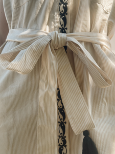 Das stillfreundliche Kleid white sand von mara mea ist super nach der Schwangerschaft tragbar. 