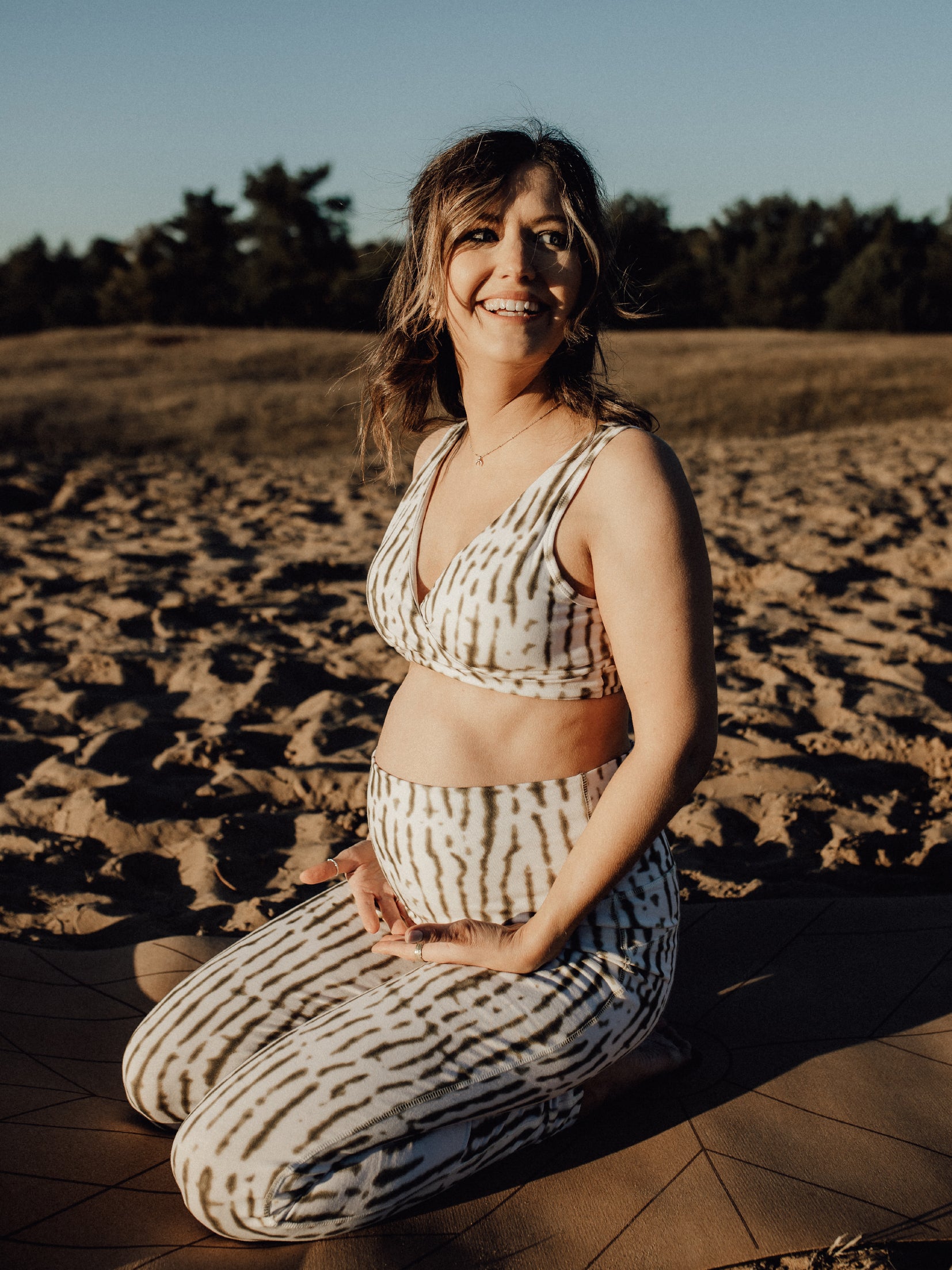 Die Umstandsleggings sugarplum in Grün tie dye von mara mea als idealer Begleiter für während der Schwangerschaft.