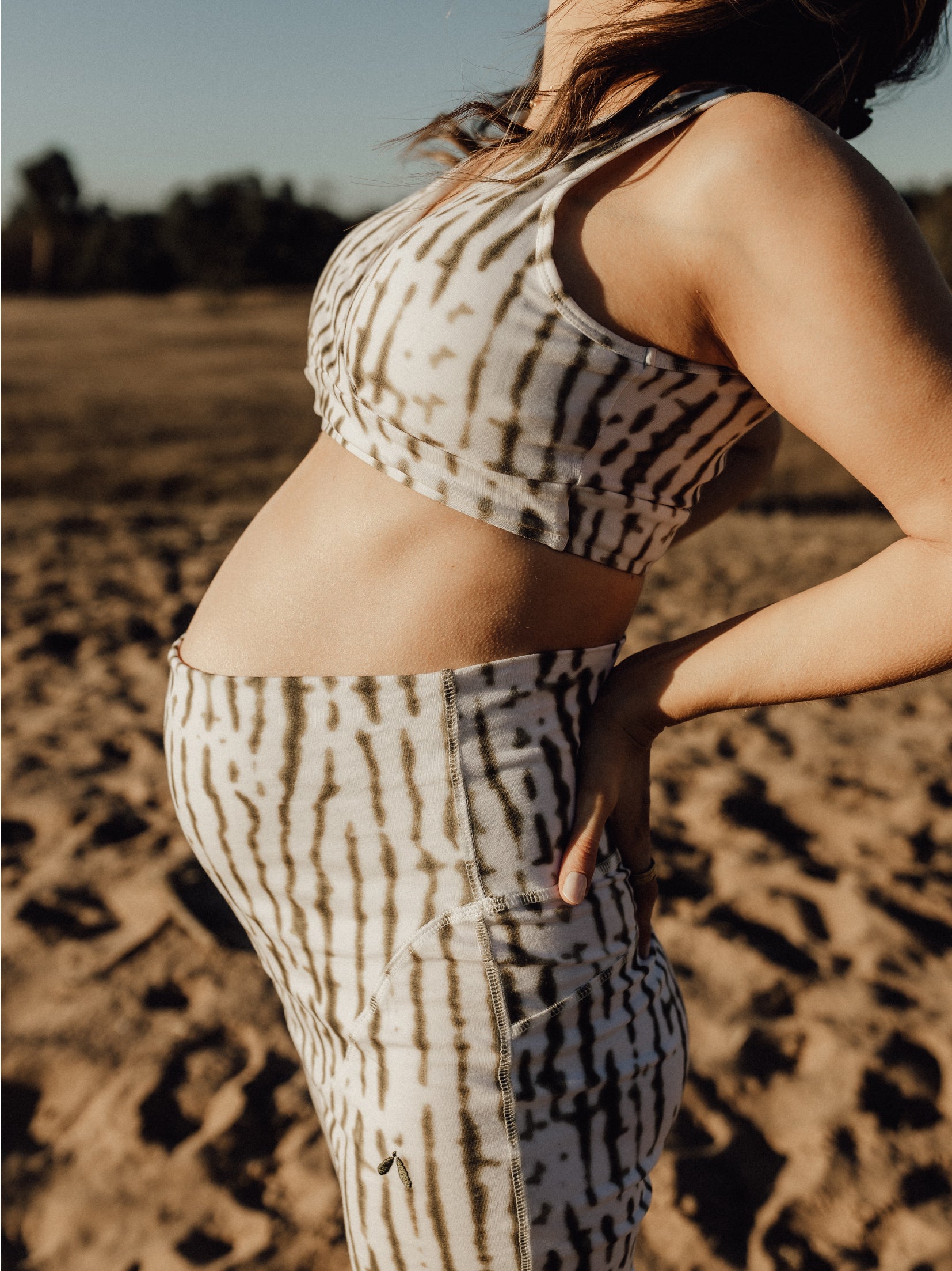 Die Umstandsleggings sugarplum in Grün tie dye von mara mea lässt deinen wachsenden Babybauch besonders schön in Szene setzen.