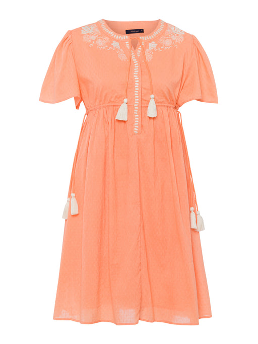 Das Umstandskleid serendipity in peach von mara mea ist mit Babybauch im Sommer angenehm tragbar