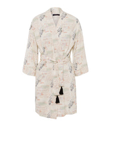 Der lange Kimono silk feel von mara mea in Weiß/Schwarz mit stylischem Muster kann auch als Wickelkleid getragen werden