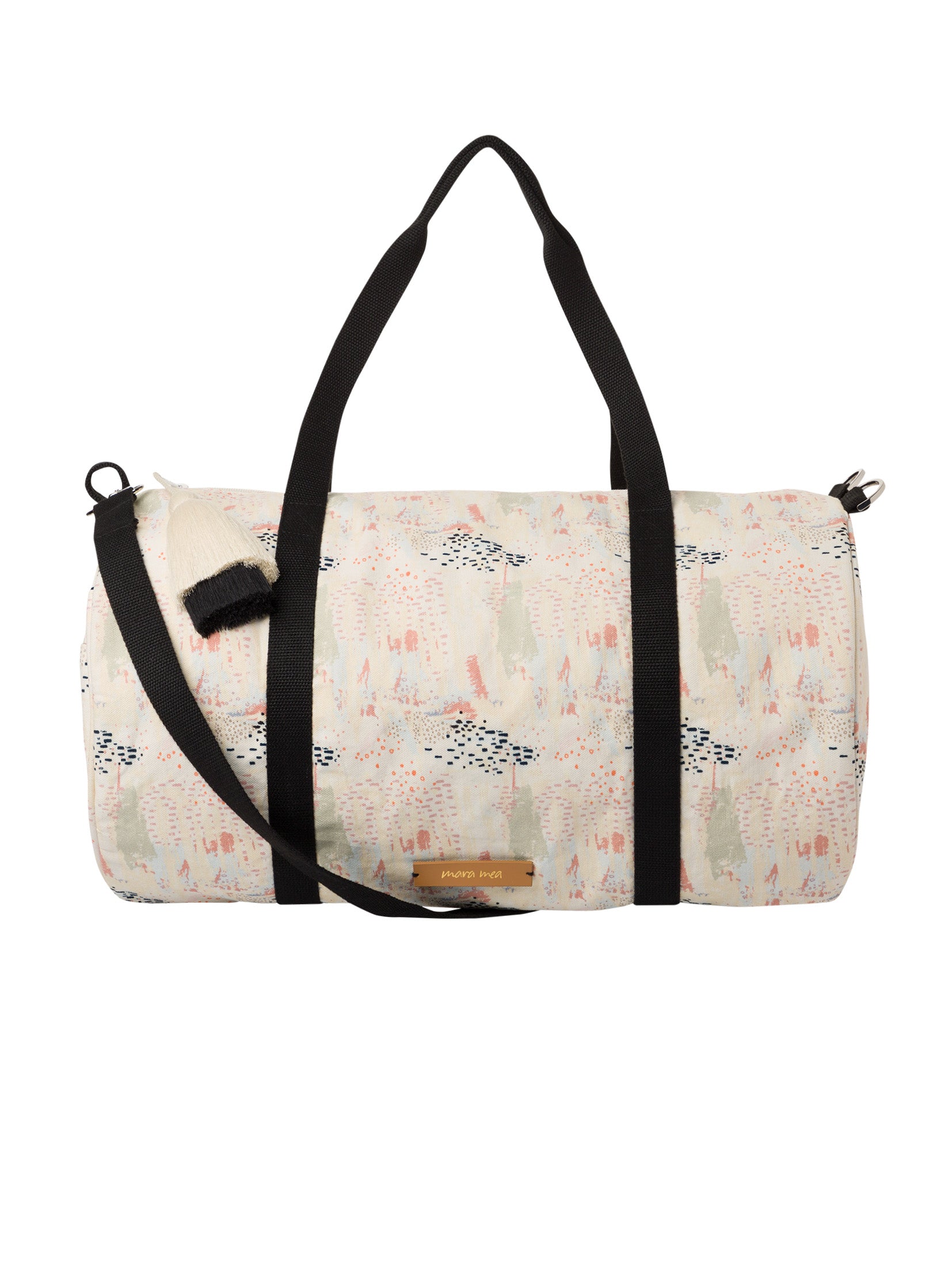 Die Weekender Wickeltasche romantic picnic in Weiß/Schwarz mit stylischem Muster ist optimal für einen Wochenendausflug mit der Familie. 