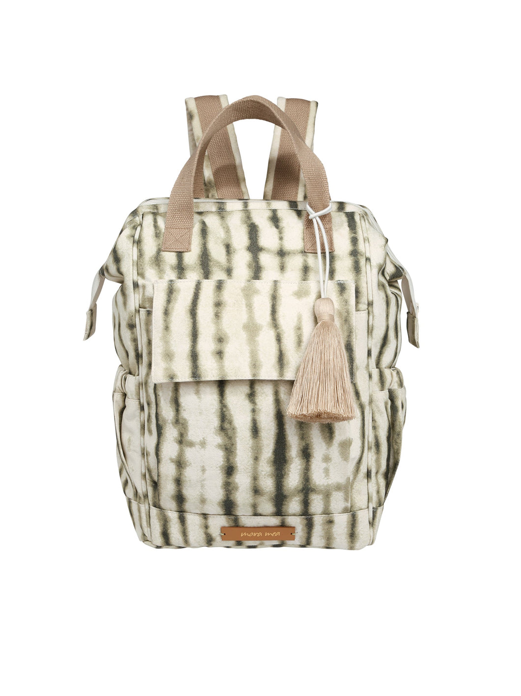 Die Wickeltasche palm skies in Grün tie dye von mara mea kommt mit beigen Trageriemen und beigefarbenen Quaste um den Boho-Look komplett zu machen.