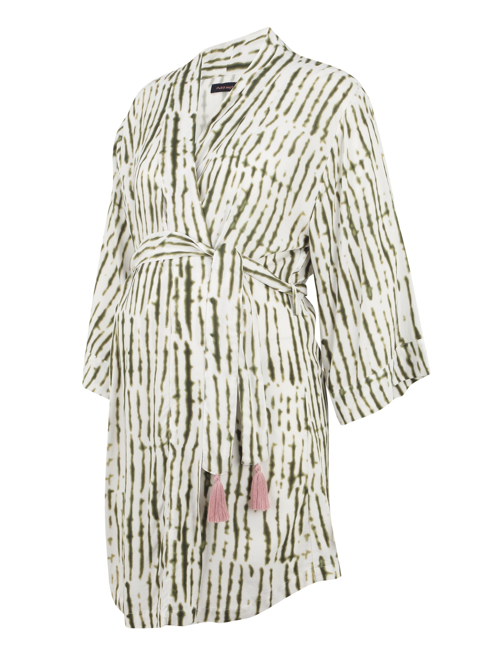 Der Kimono coral jungle in Grün tie von mara mea kommt mit Gürtel und rosefarbenen Quasten.