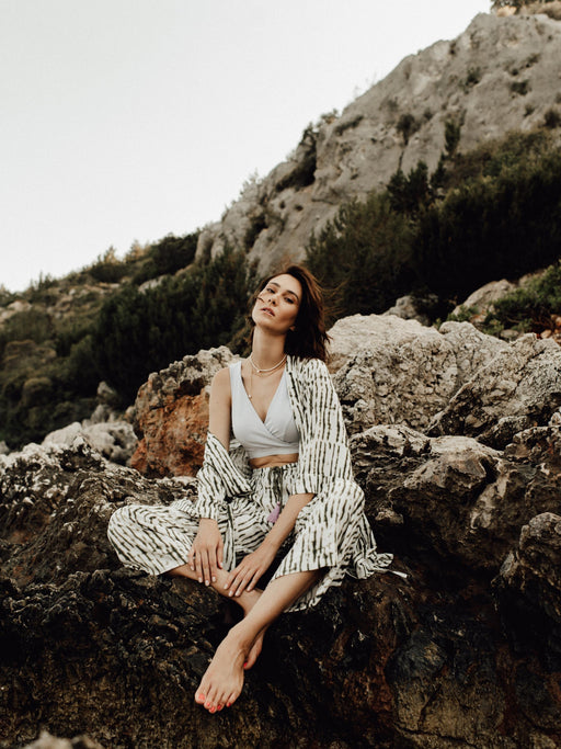 Der Kimono coral jungle in Grün tie von mara mea einfach nur cool und modern für deinen ganz speziellen Sommerlook.