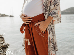 Die Umstandshose nostalgic art in Rostbraun von mara mea passt sich deinem wachsenden Babybauch optimal an.