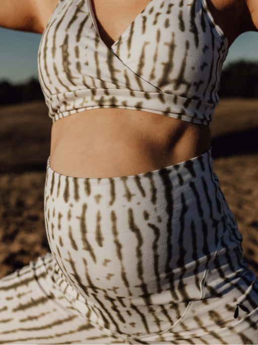 Der Sport und Still-BH seaside vacation in Grün tie dye von mara mea lässt sich zum Stillen perfekt durch die eingearbeitete Überlappung zu beiden Seiten öffnen.