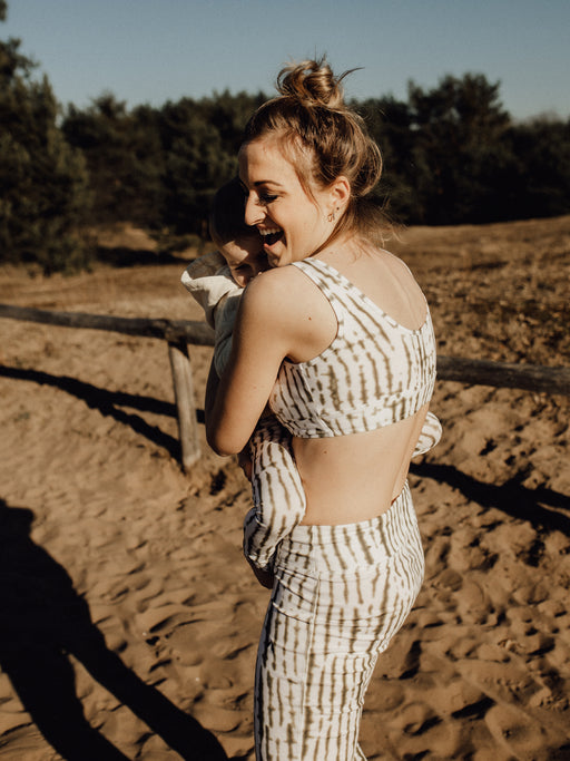 Der Sport und Still-BH seaside vacation in Grün tie dye von mara mea hier in Kombination mit unserer non prego Leggings jasmine green.