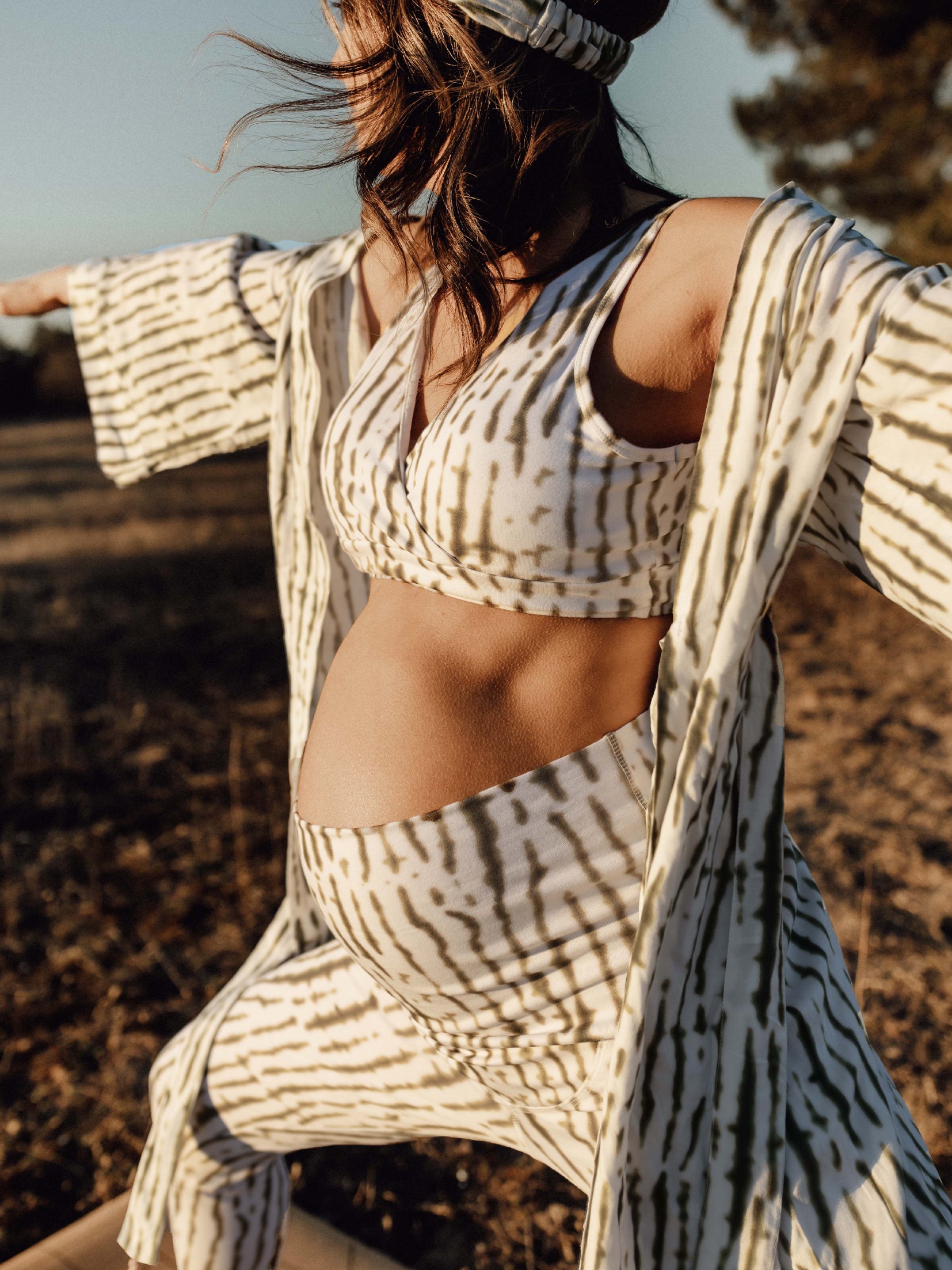 Der Sport und Still-BH seaside vacation in Grün tie dye von mara mea in Kombination mit unserem Kimono coral jungle und unserer Leggings sugarplum.