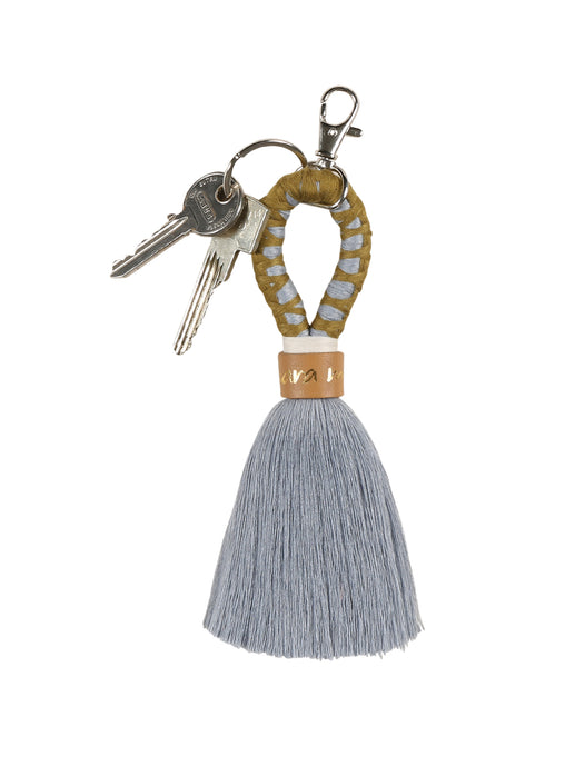 Der Schlüsselanhänger sparkling spume in Himmelblau-Moss von mara mea überzeugt durch seinen schlichten und eleganten Style.