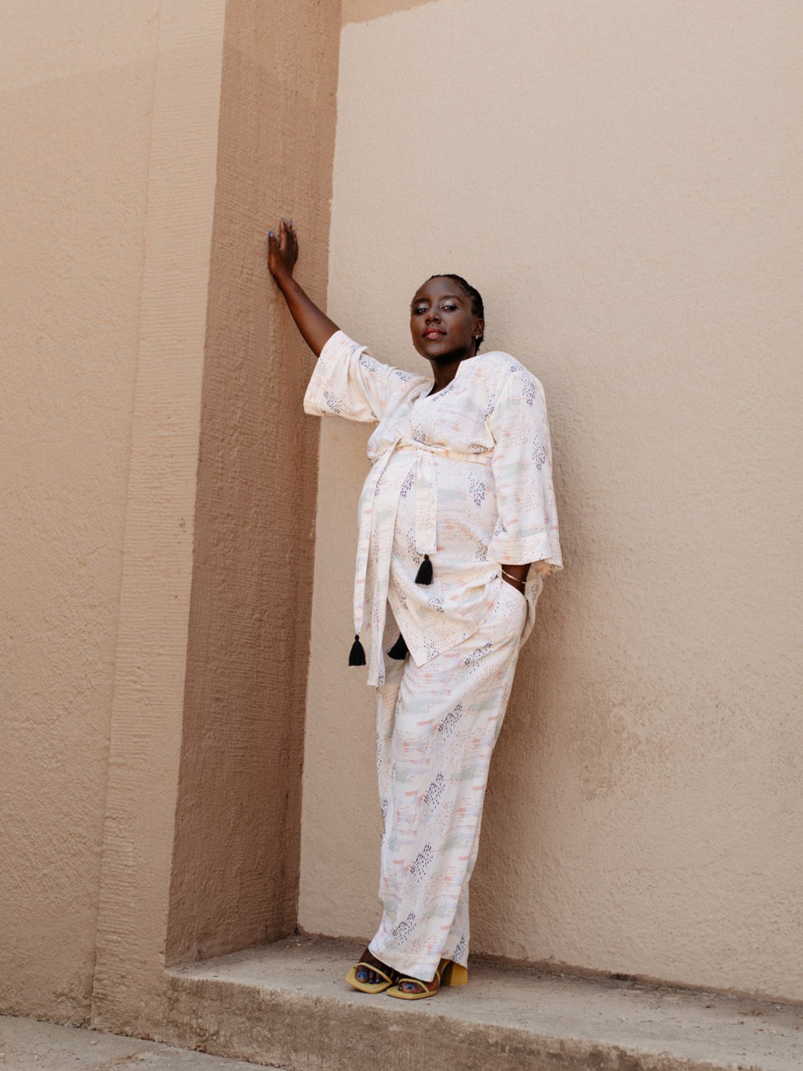 Der Kimono silk feel in Pastellfarben von mara mea ist perfekt während der Schwangerschaft zu tragen 