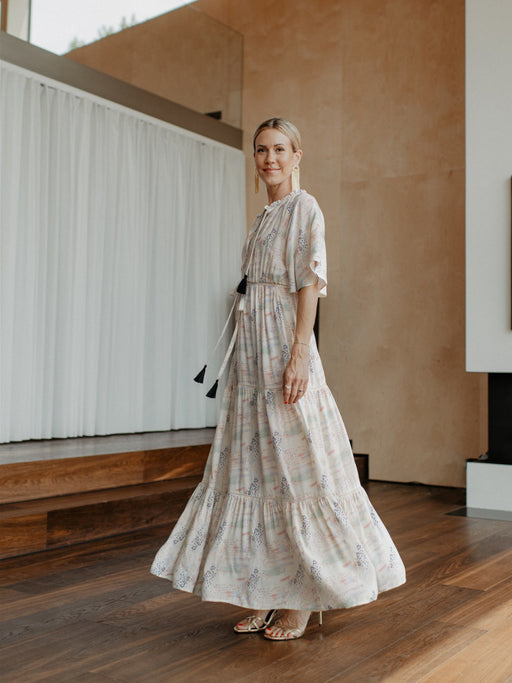 Das Kleid early bird ist das optimale Umstandskleid für festliche Anlässe im Sommer