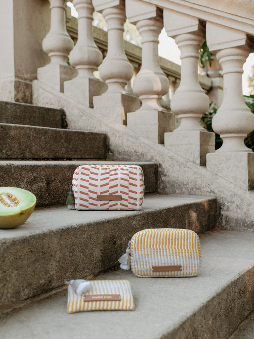 Der Kulturbeutel papaya sorbet in orange/weiißem boho Muster ist eine große Tasche für Kosmetik und Windelutensilien.