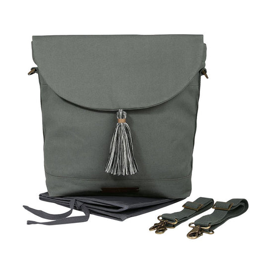 Die City Wickeltasche real wanderer von mara mea in grün kommt mit Wickelunterlage und Kinderwagen-Trageriemen.