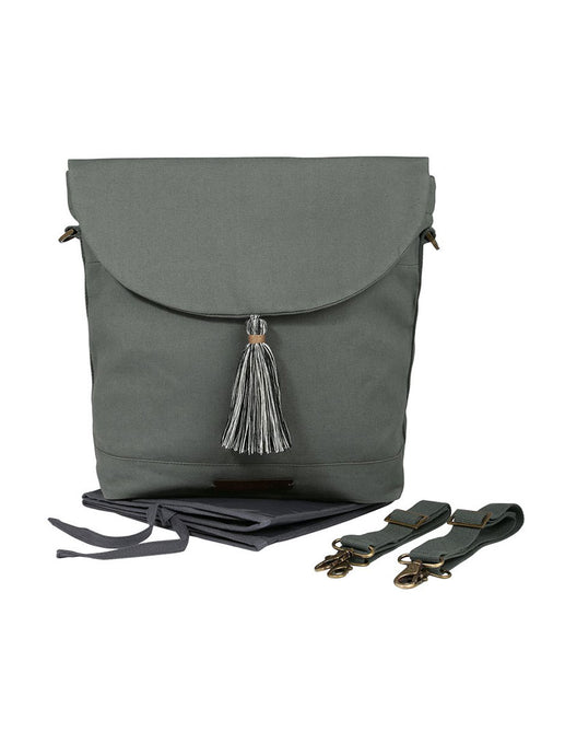 Die City Wickeltasche real wanderer von mara mea in grün kommt mit Wickelunterlage und Kinderwagen-Trageriemen.