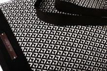 Das schwarz-weiß gestickte Muster bei der Wickeltasche road trip von mara mea verleiht ihr ein einzigartiges Aussehen.