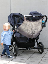 Das Zwillings-Kinderwagen-Netz vitamin sea mit Farbverlauf in Grau von mara mea passt sich deinem Kinderwagen optimal an.