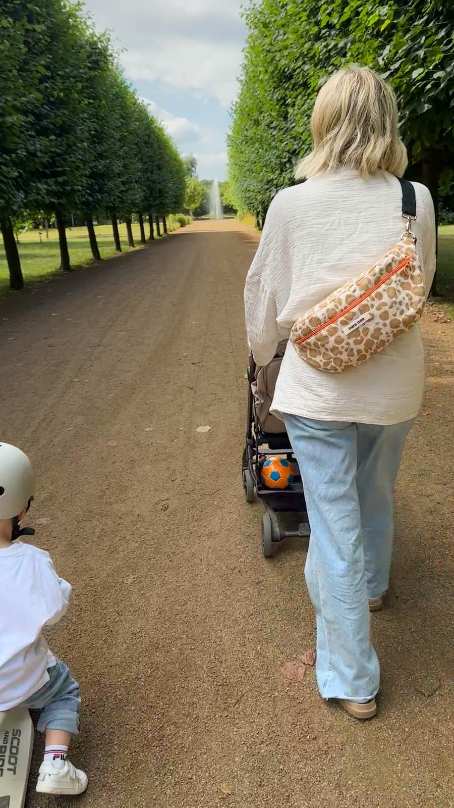 Spaziergang mit Kind und mara mea Bauchtasche