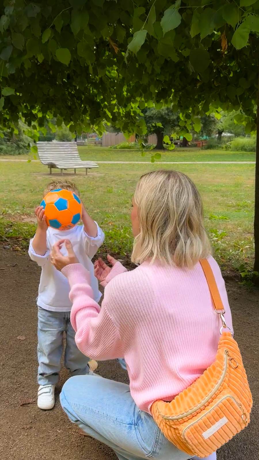 Ballspielen im Park – die mara mea Tasche macht den Mama-Alltag mit